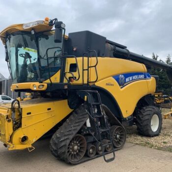 New Holland CR9090 Combine Harvester