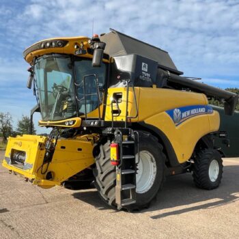 USED New Holland CR7.90 Combine Harvester For Sale