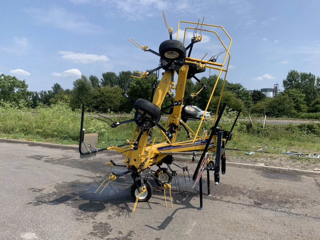 SHOP SOILED New Holland Proted 690 Tedder For Sale | Russell's