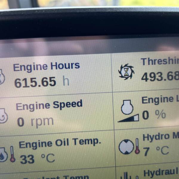 Dashboard panel displaying engine hours 615.65 h and threshing hours 493.68 h with icons nearby.