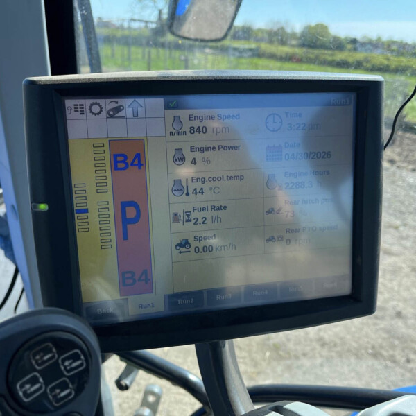 Tractor’s touchscreen monitor showing engine speed 840 rpm, power 4 kW, date 04/30/2026, and Run1 status.
