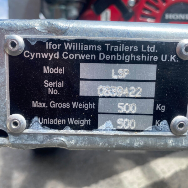 Plate on equipment: 'Ifor Williams Trailers Ltd, Cynwyd Corwen Denbighshire U.K.' with model and serial numbers visible (LSP, 083942) and max gross weight 500 kg.