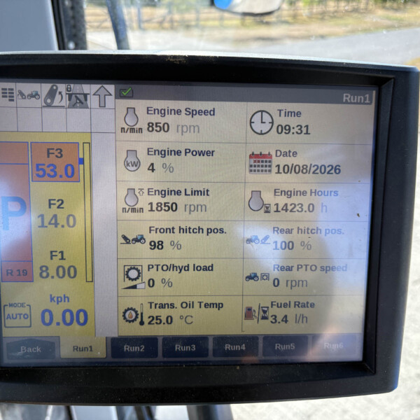 Display screen showing vehicle engine data: rpm 850, time 09:31, date 10/08/2026, engine power 4% (onboard diagnostic panel)